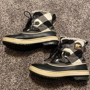 Sorel black and white plaid boots 8